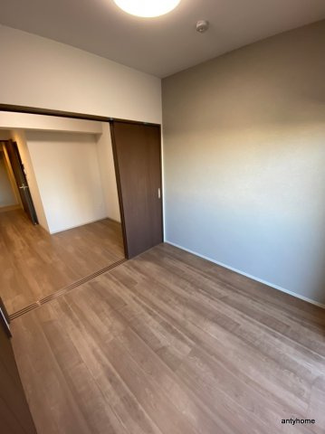 ライブガーデン江坂9　仲介手数料無料の洋室