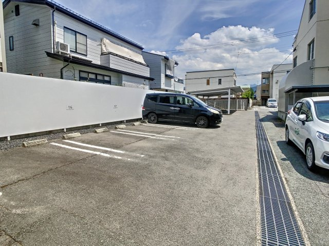 ガーデンコート篭田の駐車場