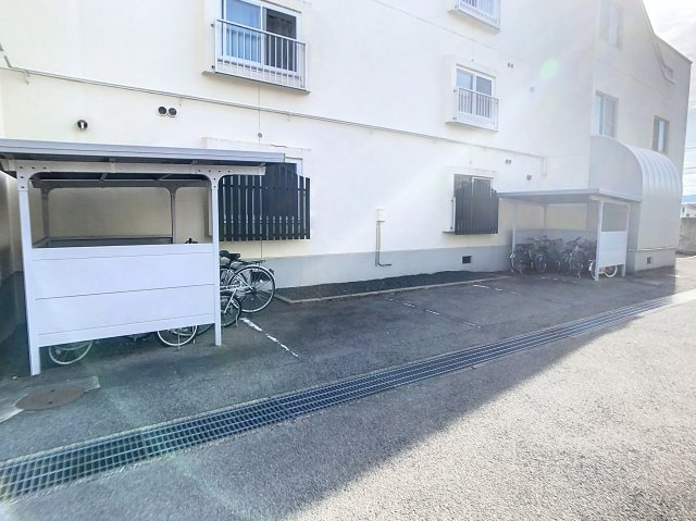 ガーデンコート篭田の駐車場