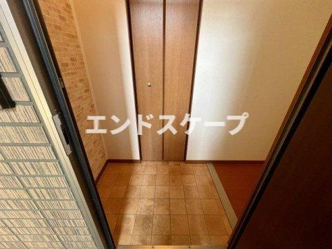 プレミール　A棟の玄関|高崎、前橋、伊勢崎エリアのお部屋探しはエンドスケープまで！お客様の理想お聞かせ下さい♪