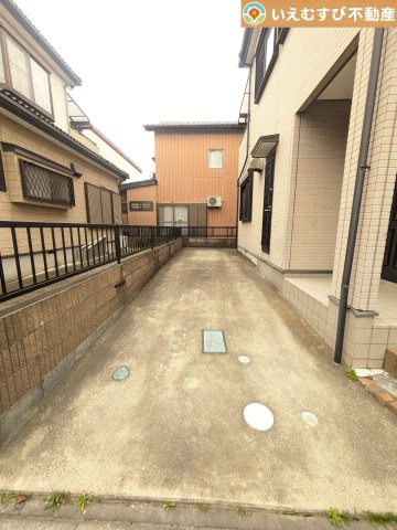 熊谷市石原　中古戸建の駐車場|2台駐車可能なスペース完備
しっかり舗装してある駐車スペースで天気が悪く足元が悪い日でも乗り降りしやすい♪