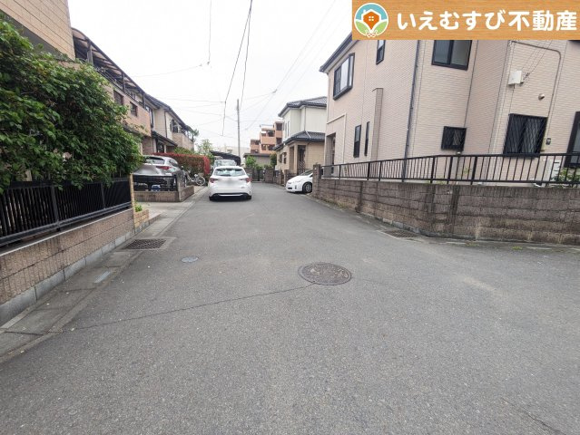熊谷市石原　中古戸建の前面道路含む現地写真|充分な広さの前面道路
間口が広くお車の出し入れも問題なく行えるスペースが確保されています♪