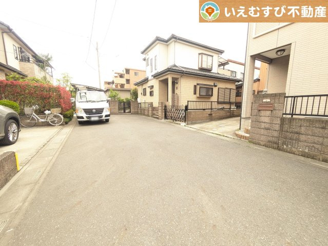 熊谷市石原　中古戸建の前面道路含む現地写真