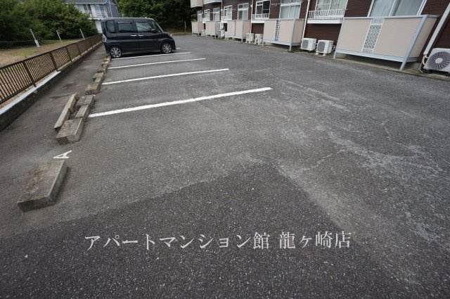 エルディムセブンの駐車場
