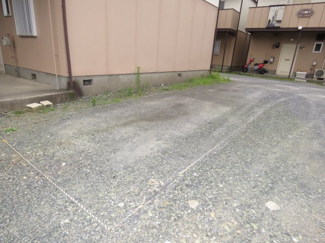 フォーブル富田B棟の駐車場