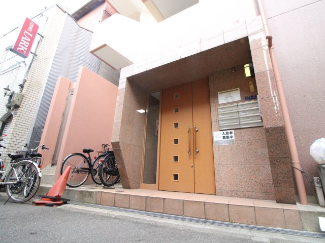 オズレジデンス花園のエントランス|清潔なエントランスです