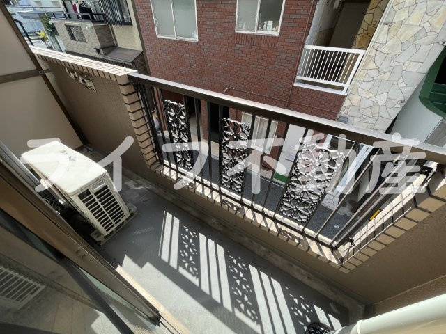 グリーンハウスのバルコニー|暖かな日差しのふりそそぐバルコニー