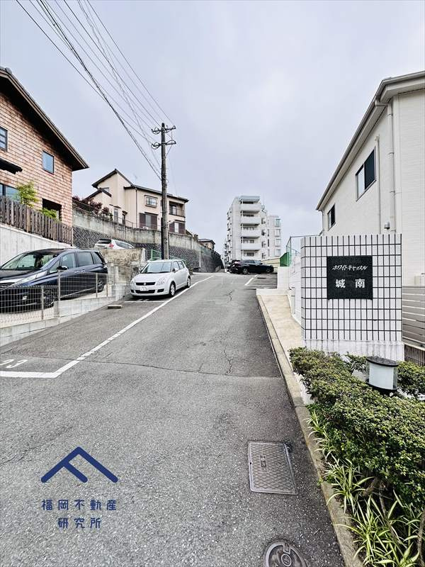 ホワイトキャッスル城南の駐車場