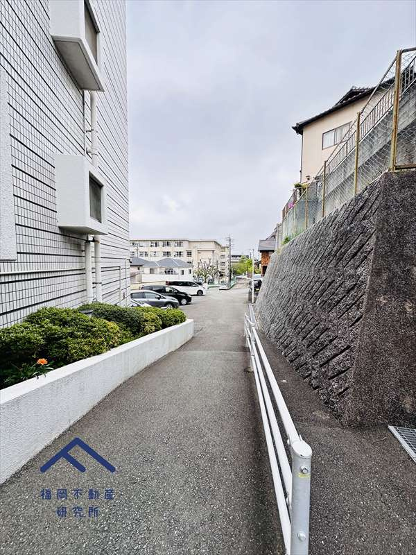 ホワイトキャッスル城南の駐車場