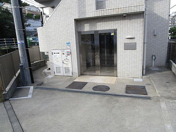 川崎市麻生区高石３丁目の賃貸マンションのエントランス
