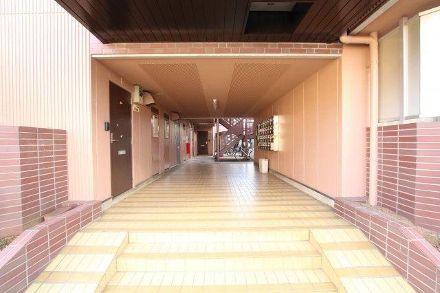 川崎市中原区上新城１丁目の賃貸マンションのエントランス