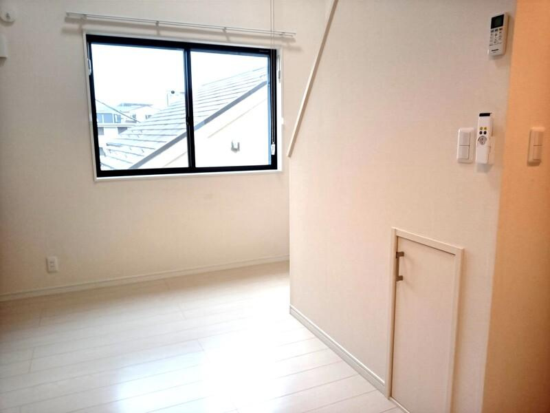 川崎市麻生区高石１丁目のアパートの居間・リビング