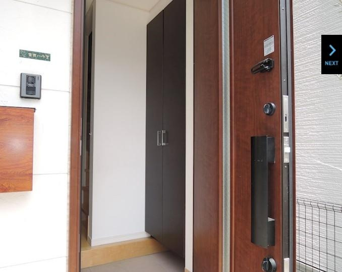 金井ハウスの玄関