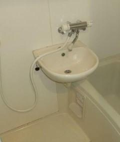 狛江市猪方３丁目のアパートの洗面所