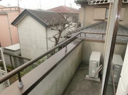 狛江市猪方３丁目のアパートのバルコニー