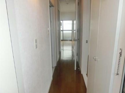 狛江市猪方３丁目のアパートの玄関