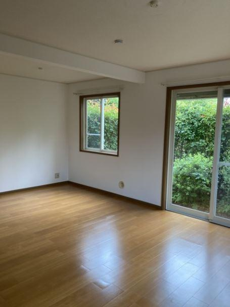 エミネント　ヴィラの居間・リビング|写真は他の号室