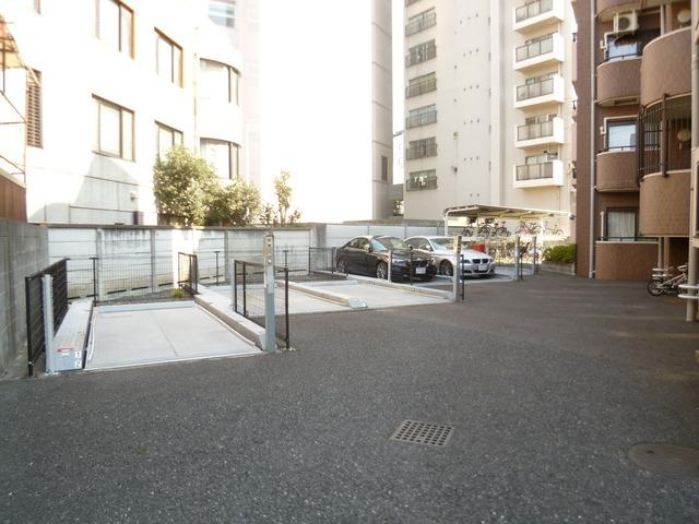 ガーデンフォート目黒の駐車場