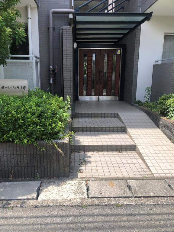 ファミールヴィラ多摩のエントランス
