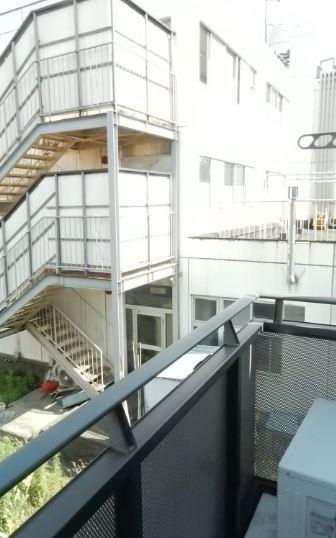 川崎市多摩区宿河原３丁目のアパートのバルコニー