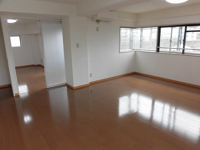 川崎市多摩区登戸新町の賃貸マンションの居間・リビング