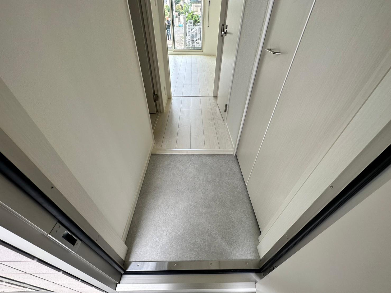 狛江市東和泉１丁目のアパートの玄関