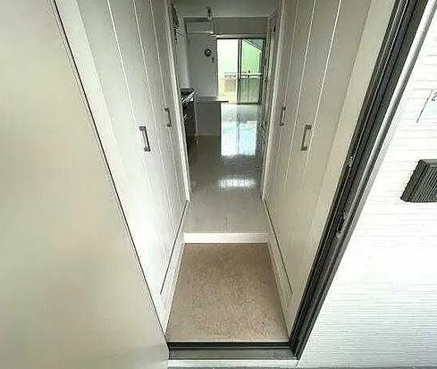 川崎市多摩区菅北浦２丁目のアパートの玄関