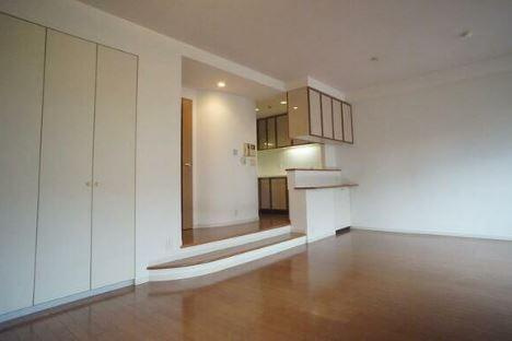 世田谷区喜多見９丁目の賃貸マンションの居間・リビング