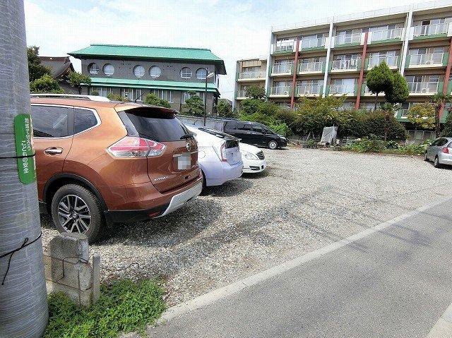 フィオーレ登戸の駐車場