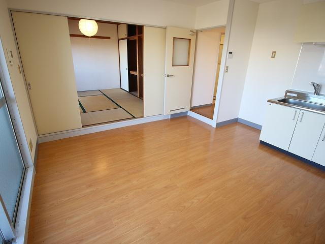 稲城市矢野口の賃貸マンションの居間・リビング