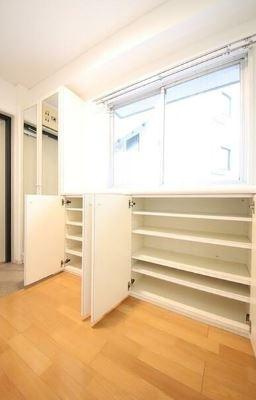 ドミール生田の玄関