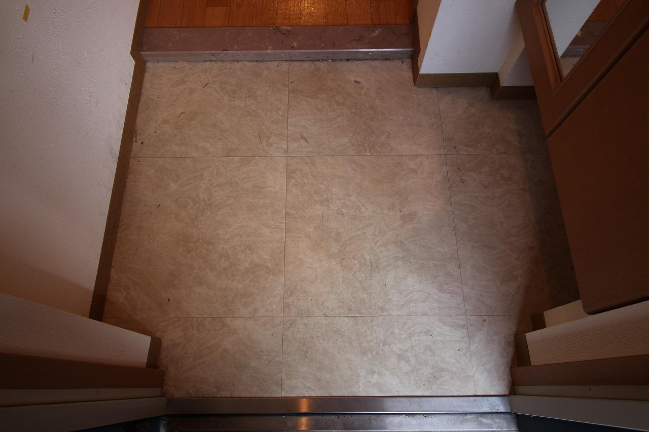 稲城市百村の賃貸マンションの玄関