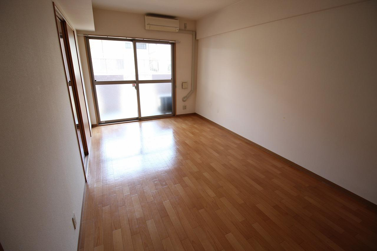 稲城市百村の賃貸マンションの居間・リビング