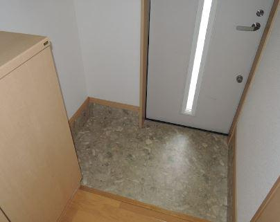 川崎市多摩区菅稲田堤３丁目のアパートの玄関