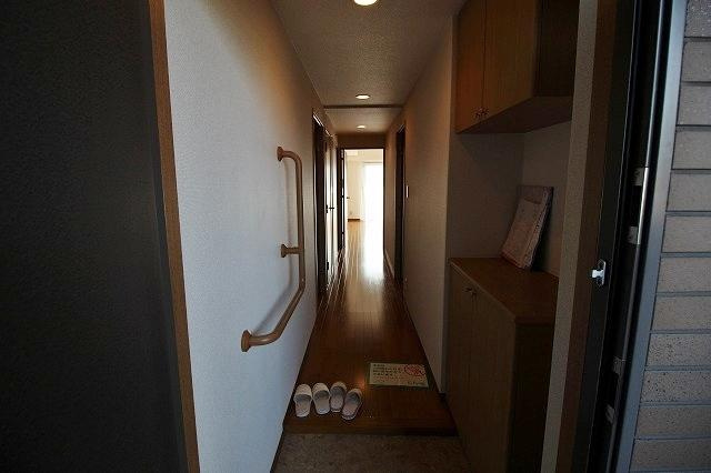 稲城市東長沼の賃貸マンションのエントランス