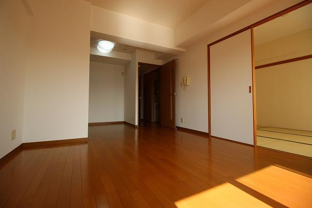 稲城市東長沼の賃貸マンションの居間・リビング