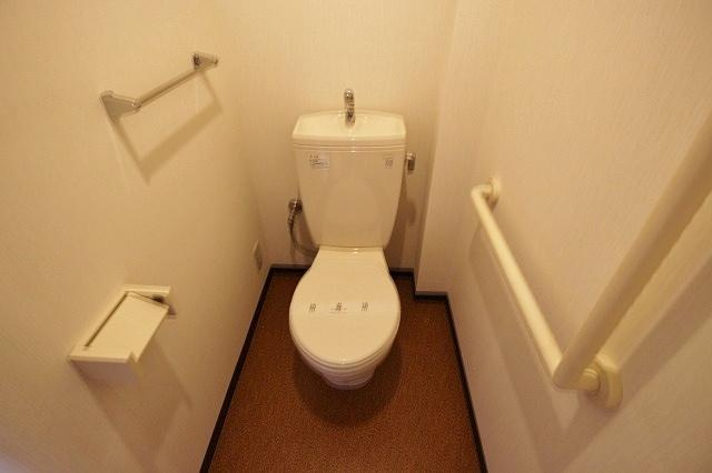 稲城市東長沼の賃貸マンションのトイレ