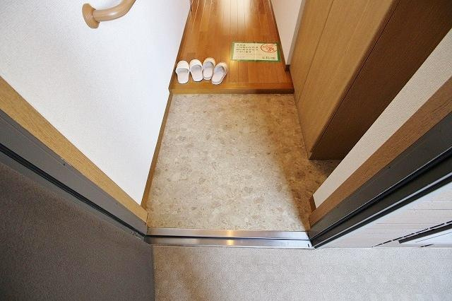 稲城市東長沼の賃貸マンションの玄関