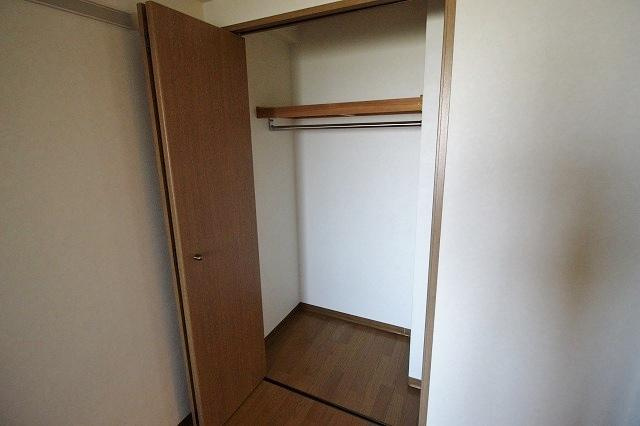 稲城市東長沼の賃貸マンションの収納