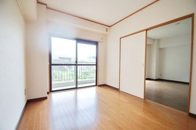 川崎市多摩区菅２丁目の賃貸マンションの居間・リビング