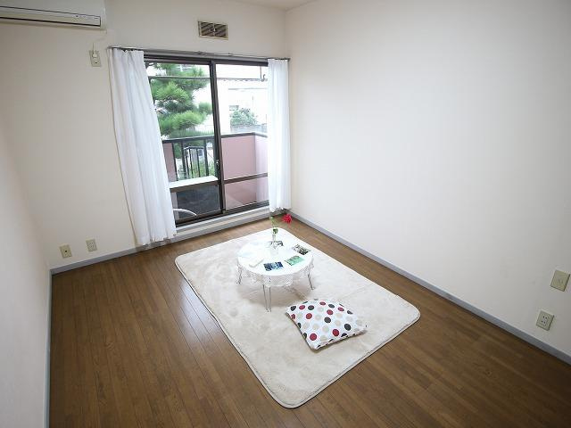 稲城市押立のアパートの居間・リビング
