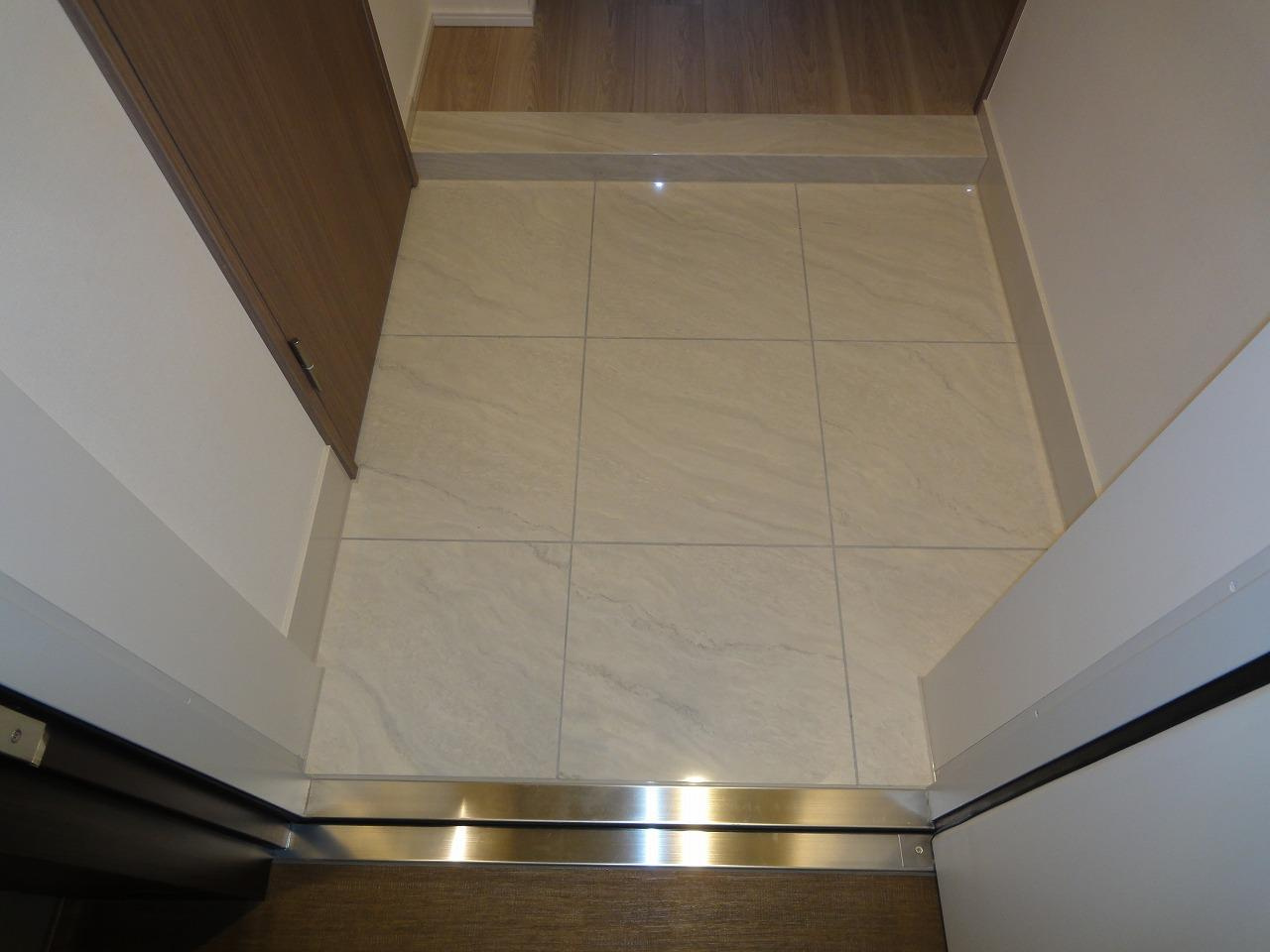 多摩市関戸１丁目の賃貸マンションの玄関