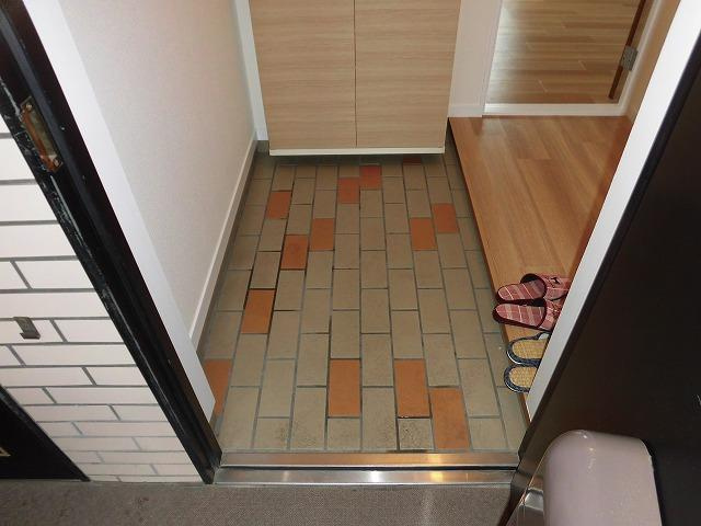 稲城市大丸の賃貸マンションの玄関