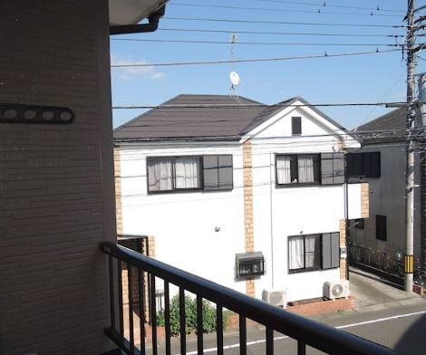 川崎市多摩区菅稲田堤１丁目のアパートのバルコニー