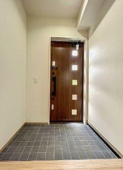 狛江市猪方３丁目のアパートの玄関