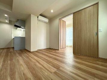 狛江市猪方３丁目のアパートの居間・リビング