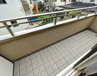 狛江市猪方３丁目のアパートのバルコニー