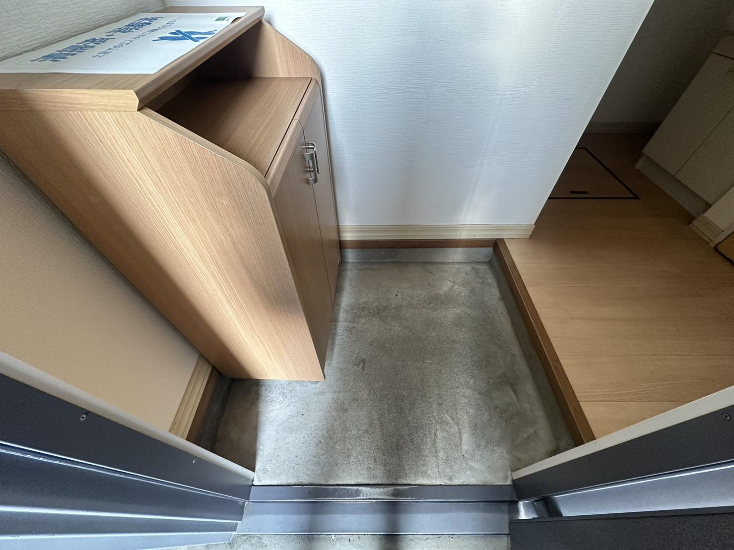 ピアガーデンBの玄関