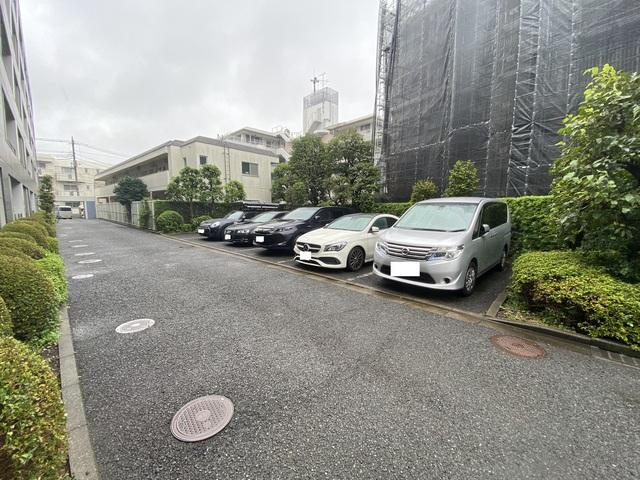 ディコーラムの駐車場