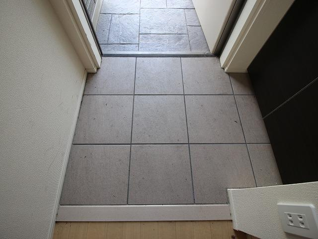 川崎市多摩区菅北浦３丁目のアパートの玄関